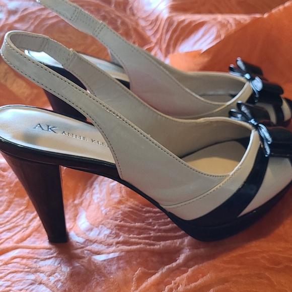 Anne Klein peep toe 4" high heels - Picture 3 of 7